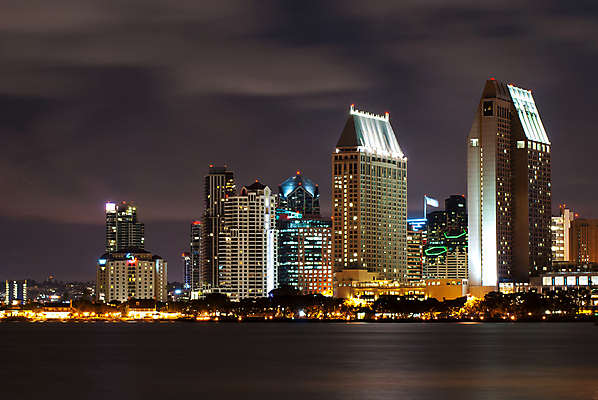 포토 JPG 해외이미지 파도 전등 사람없음 건물 빨간색 물 파란색 도시풍경 컬러풀 반사 보라색 만 야간 스카이라인 해외202004 해외포토 자연요소 건축물 바다 컬러 조명 풍경 도시 파일형식 이미지허브