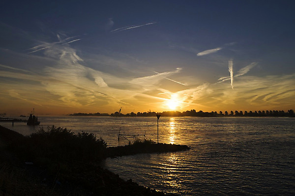 포토 JPG 해외이미지 구름 하늘 아침 사람없음 물 강 일출 항구 네덜란드 해외202004 해외포토 주간 자연요소 유럽 교통시설 노을 파일형식 이미지허브
