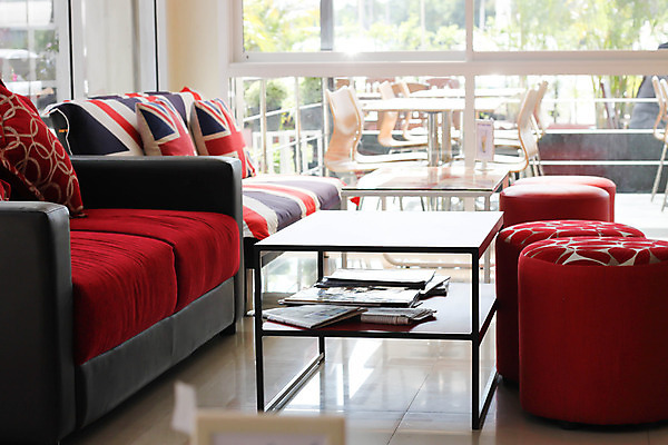 포토 JPG 해외이미지 디자인 벽 가구 꽃무늬 의자 부분 벽지 탁자 호텔 바닥 아파트 주택 실내 사람없음 내부 장식 빨간색 빛 소파 유행 우주 식당 식사 방 흰색 휴게실 고급 우아함 맨션 리빙 스타일 파케트 해외202004 해외포토 꽃 컬러 생활용품 컨셉 무늬 숙소 건물 상점 파일형식 이미지허브