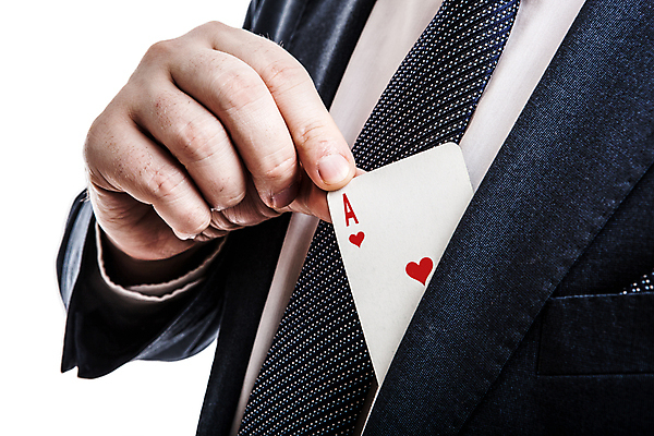포토 JPG 해외이미지 직업 손 컨셉 장난 놀이 성공 사람 사람없음 마술사 게임 하트 신용카드 행운 도박 위험 비밀 카지노 기회 포커 숨김 곤봉 에이스 해외202004 해외포토 모양 스포츠용품 신체부위 금융 마술 트럼프 파일형식 이미지허브