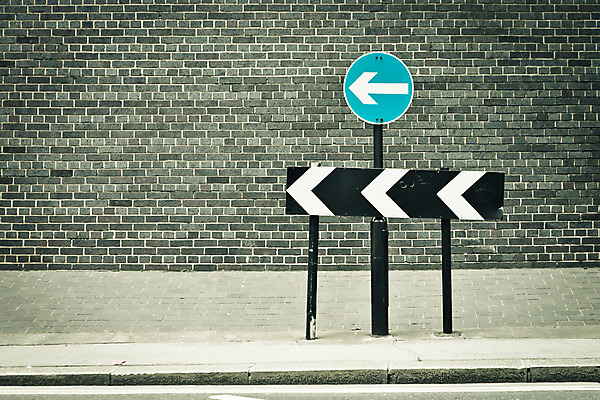 포토 JPG 해외이미지 1 도로 벽 벽돌 영국 화살 사람없음 파란색 운전 도시 고속도로 암호 방향 심볼 사인 법 규칙 바둑 네비게이션 규정 방법 콘크리트 해외202004 해외포토 유럽 길 컬러 교통시설 모션 놀이 파일형식 이미지허브