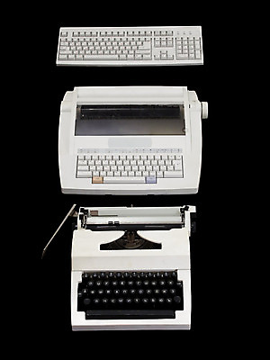 포토 JPG 해외이미지 직업 열쇠 사람없음 사무실 기계 흰색 기구 키보드 비교 레이아웃 복고 타자기 리포터 타입 세대 개선 업그레이드 전진 줄서기 해외202004 해외포토 컬러 컨셉 비즈니스 모션 골동품 파일형식 이미지허브