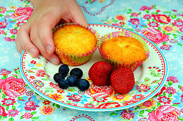 포토 JPG 해외이미지 접시 손 어린이 음식 꽃무늬 딸기 서브 기념 사람없음 빵집 직물 신선 컵케이크 굽기 수집 블루베리 서빙 머핀 페스츄리 핸드메이드 해외202004 해외포토 식기 꽃 빵 무늬 과일 사람 신체부위 케이크 상점 구이 파일형식 이미지허브