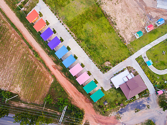 포토 JPG 해외이미지 외관 꽃 여행 백그라운드 건축양식 자연 조류 하늘 지붕 휴가 주택 풍경 사람없음 야외 건물 목재 빨간색 초록색 여름 파란색 컬러풀 노란색 정원 맑음 흰색 시골 작음 시골집 해외202004 해외포토 나무 식물 동물 건축물 계절 건축 컬러 재료 날씨 크기 생태계 파일형식 이미지허브