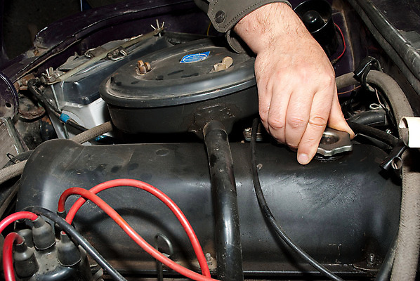 포토 JPG 해외이미지 손 자동차 실내 사람없음 머리 금속 검은색 힘 기계 수리 플라스틱 엔진 공학 모터 자동 힘찬 해외202004 해외포토 교육 육상교통 컬러 컨셉 재질 내부 신체부위 파일형식 이미지허브