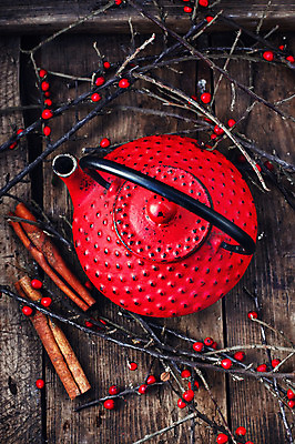 포토 JPG 해외이미지 열매 음료 잎 겨울 과일 주전자 건조 따뜻함 건강 사람없음 목재 빨간색 갈색 나뭇가지 신선 막대기 차 맛 아침식사 약초 냄비 찻주전자 허브 향신료 향 흙더미 시나몬 해외202004 해외포토 나무 식물 계절 컬러 컨셉 재료 주방용품 식사 흙 풀_식물 솥 향미료 파일형식 더미 이미지허브