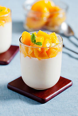 포토 JPG 해외이미지 계절 음식 오렌지 과일 유리 디저트 실내 건강 요리 사람없음 초록색 노란색 검은색 흰색 신선 닫기 달콤 민트 허브 크림 복숭아 토핑 요거트 내추럴 바닐라 채식주의자 핸드메이드 해외202004 해외포토 식물 컬러 모션 재질 유제품 내부 맛 채식 파일형식 이미지허브