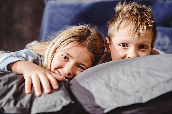 포토 JPG 해외이미지 라이프스타일 행복 감정 어린이 백그라운드 가족 관계 주택 함께함 사랑 사람 두명 우정 기쁨 터치 장면 언니 남동생 진짜 정확 해외202004 해외포토 컨셉 건물 생활 친구 자매 동생 파일형식 이미지허브