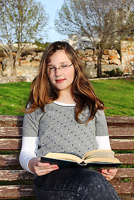 포토 JPG 해외이미지 백인 1 학생 라이프스타일 공원 여자 교육 행복 안경 얼굴 백그라운드 밭 자연 휴식 갈색머리 한명 사람 잔디 성인 야외 책 초록색 여름 스터디 독서 읽기 대학교 문학 해외202004 해외포토 서양인 식물 헤어스타일 잡화 계절 공공시설 감정 컬러 컨셉 농업 학교 모션 생활 신체부위 학습 생태계 파일형식 이미지허브