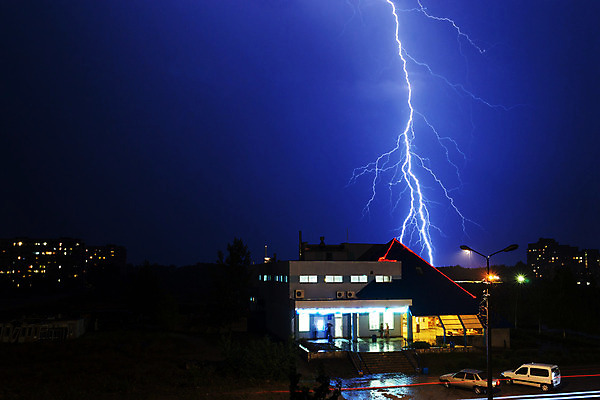 포토 JPG 해외이미지 하늘 날씨 전등 사람없음 야외 건물 파란색 도시풍경 도시 야간 번개 폭풍 뇌우 해외202004 해외포토 자연요소 건축물 컬러 조명 풍경 파일형식 이미지허브