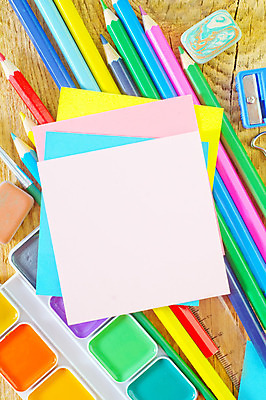 포토 JPG 해외이미지 백그라운드 색연필 사람없음 하이앵글 사각형 팔레트 포스트잇 색종이 나무탁자 카피스페이스 해외202004 해외포토 도형 종이 뷰포인트 탁자 학용품 공백 메모지 파일형식 이미지허브