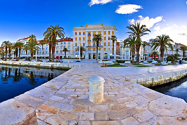 포토 JPG 해외이미지 외관 유럽 바다 요트 건축양식 지붕 휴가 거리 항해 안테나 파노라마 손바닥 사람없음 물 파란색 도시풍경 컬러풀 성당 교회 여행객 항구 궁전 바위 도시 만 보트 역사 지중해 타운 크로아티아 다리찢기 달마시안 해외202004 해외포토 자연요소 손 건축 나라 컬러 고건축 배_교통 통신 종교건축 교통시설 모션 촬영기법 사람 풍경 건물 돌_바위 개 파일형식 이미지허브