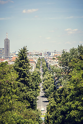 포토 JPG 해외이미지 나무 유럽 도로 길 선 여행 하늘 거리 독일 안테나 사람없음 여름 파란색 도시풍경 도시 타운 베를린 스카이라인 드넓은 수평선 해외202004 해외포토 식물 계절 나라 컬러 통신 교통시설 풍경 파일형식 이미지허브
