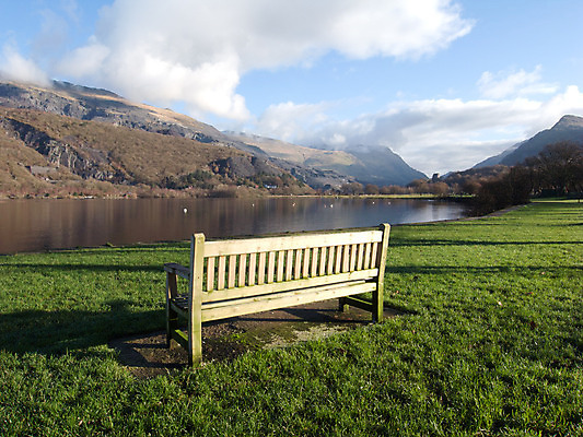 포토 JPG 해외이미지 구름 호수 벤치 의자 하늘 웨일즈 산 풍경 사람없음 목재 초록색 물 파란색 언덕 스노도니아 해외202004 해외포토 자연요소 나무 컬러 가구 재료 영국 파일형식 이미지허브
