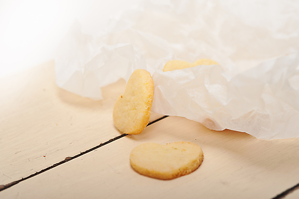 포토 JPG 해외이미지 디저트 사람없음 쿠키 하트 포장지 베이지색 종이호일 해외202004 해외포토 모양 음식 컬러 포장 파일형식 이미지허브