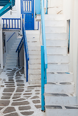 포토 JPG 해외이미지 전통 유럽 문화 도로 벽 섬 여행 건축양식 하늘 휴가 거리 주택 풍경 사람없음 야외 건물 여름 파란색 컬러풀 햇빛 바구니 여행객 문 마을 바위 흰색 도시 고급 지중해 그리스 좁은 타운 그리스인 미코노스섬 옛날 해외202004 해외포토 서양인 건축물 계절 건축 나라 길 바다 컬러 컨셉 교통시설 사람 태양 돌_바위 파일형식 이미지허브