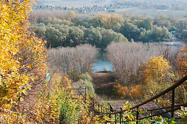 포토 JPG 해외이미지 나무 계절 공원 도로 길 여행 백그라운드 잎 하늘 풍경 경사 사람없음 야외 초록색 물 강 노란색 침묵 산책 추위 가을 흰색 나뭇가지 시골 숲 손목시계 러시아 장면 타운 자작나무 흐림 오르막 시베리아 해외202004 해외포토 자연요소 식물 공공시설 유럽 시계 컬러 장신구 교통시설 날씨 휴식 소리 도시 파일형식 이미지허브