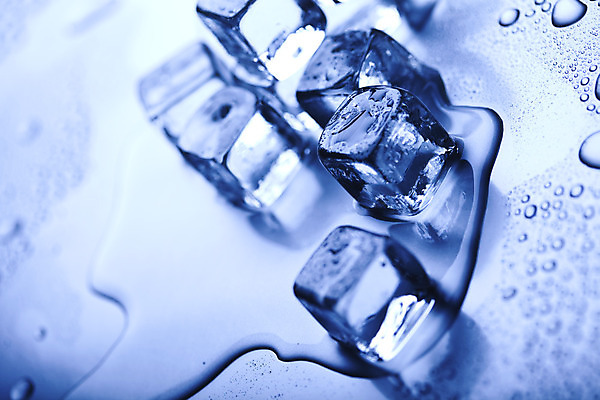 포토 JPG 해외이미지 음료 따뜻함 사람없음 물 파란색 얼음 블록 신선 투명 액체 떨어짐 시원함 크리스탈 큐브 상쾌 정사각형 해외202004 해외포토 자연요소 도형 감정 컬러 컨셉 광석 파일형식 이미지허브