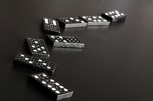 포토 JPG 해외이미지 사람없음 검은색 넘어짐 도미노 쓰러짐 해외202004 무너짐 해외포토 컬러 모션 파일형식 이미지허브