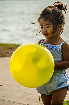포토 JPG 해외이미지 공원 호수 어린이 한명 서기 동양인 청년 물 노란색 아기 잡기 태평양 풍선 해외202004 해외포토 자연요소 1 공공시설 바다 컬러 모션 사람 인종 성인 파일형식 이미지허브