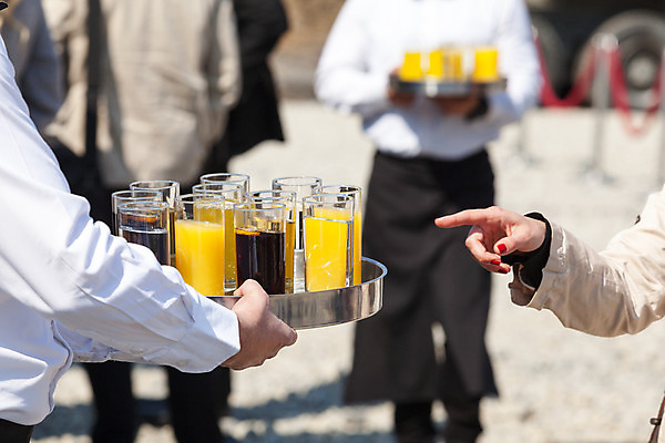 포토 JPG 해외이미지 손 안경 음료 유니폼 오렌지 유리 쟁반 사람 이벤트 사람없음 물 파티 요식업 식당 정원 주스 추위 마시기 축하 잡기 작업 웨이터 서비스 상쾌 서빙 부드러움 적재 소다 해외202004 해외포토 자연요소 직업 잡화 옷 감정 산업 컨셉 과일 모션 재질 신체부위 상점 감각 파일형식 이미지허브