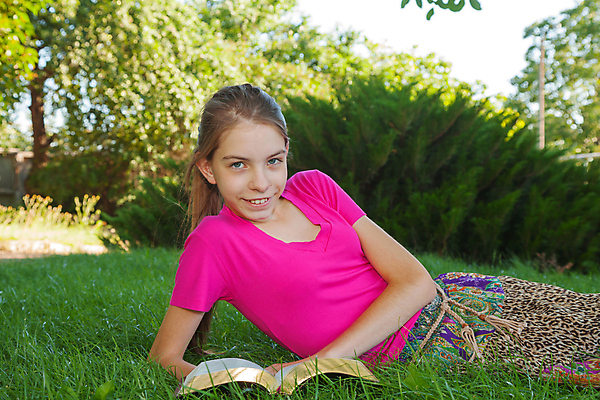 포토 JPG 해외이미지 백인 1 학생 공원 기독교 종교 얼굴 자연 휴식 한명 미소 사람 야외 10대 책 초록색 여름 스터디 독서 정원 성경 봄 문학 해외202004 해외포토 서양인 계절 공공시설 컬러 컨셉 종교용품 청소년 표정 신체부위 학습 생태계 파일형식 이미지허브