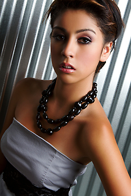 포토 JPG 해외이미지 모델 드레스 여자 포즈 목걸이 갈색머리 한명 사람 인종 20대 10대 유행 마주보기 금속 표현 은색 매끈함 보석 철 피부 히스패닉 골절 심각 철강 아연 해외202004 해외포토 1 헤어스타일 옷 컬러 컨셉 장신구 의학 모션 청소년 재질 청년 신체부위 감각 광석 영양소 파일형식 이미지허브