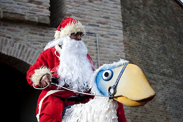포토 JPG 해외이미지 기념일 어린이 크리스마스 가족 휴가 가면 사람없음 산타클로스 타조 해외202004 해외포토 관계 조류 사람 이벤트 파일형식 이미지허브