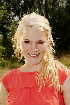 포토 JPG 해외이미지 학생 긴머리 응시 여자 행복 자연 한명 미소 웃음 10대 빨간색 세로 초록색 여름 청춘 금발 기쁨 숲 싱글 성인여자만 연습생 견습생 해외202004 해외포토 1 헤어스타일 시선 계절 감정 컬러 컨셉 청소년 표정 사람 연습 생태계 여자만 성인만 파일형식 이미지허브