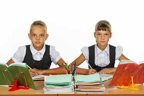포토 JPG 해외이미지 학생 응시 여학생 교육 유럽 백그라운드 유니폼 2 교실 학교 관계 수업 프레임 앉기 소녀 두명 스터디 공책 흰색 자르기 로봇 책상 교과서 고립 러시아인 초보 해외202004 해외포토 서양인 시선 옷 여자 나라 어린이 컬러 가구 모션 문구용품 교재 사람 학습 파일형식 이미지허브