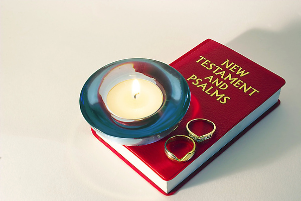 포토 JPG 해외이미지 종교 결혼 결혼식 불꽃 이벤트 사람없음 책 성경 반지 잡기 축복 기회 문학 해외202004 해외포토 컨셉 장신구 종교용품 모션 불 파일형식 이미지허브