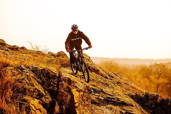 포토 JPG 해외이미지 라이프스타일 남자 산 한명 안전 경사 성인 야외 자전거 일몰 승차 저녁 헬멧 언덕 라이더 산악자전거 성인남자한명만 해외202004 해외포토 1 모션 사람 생활 노을 바이크 야간 보호장비 남자한명만 성인남자만 파일형식 이미지허브