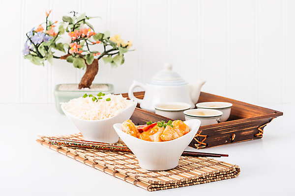 포토 JPG 해외이미지 음식 젓가락 밥 육류 요리 동양인 사람없음 빨간색 컬러풀 식사 저녁식사 치킨 중국 대나무 후추 해외202004 해외포토 나무 아시아 컬러 식재료 수저 인종 향신료 닭고기요리 파일형식 이미지허브