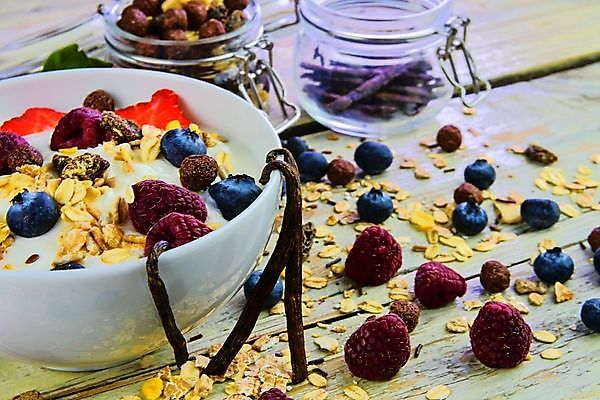 포토 JPG 해외이미지 열매 음식 백그라운드 다이어트 과일 요가 탁자 딸기 디저트 건강 사람없음 목재 파란색 숟가락 식사 우유 흰색 시골 신선 사발 달콤 아침식사 정상 낟알 시리얼 먹기 크림 유기농 블루베리 산딸기 꿀 요거트 그리스인 내추럴 뮤즐리 옛날 오트밀 요구르트 채식주의자 핸드메이드 귀리 해외202004 해외포토 서양인 나무 식물 웰빙 컬러 가구 재료 모션 유제품 곡류 수저 사기그릇 맛 채식 파일형식 이미지허브