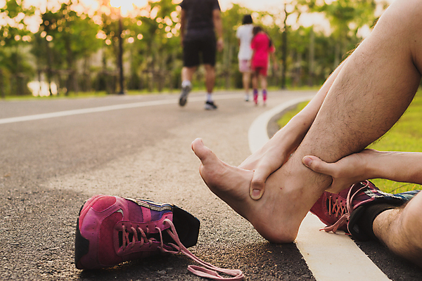 포토 JPG 해외이미지 라이프스타일 여자 스포츠 신체 근육 건강 사람 성인 사람없음 야외 달리기 조깅 운동 고통 잡기 마사지 상처 사건 연습 문제 마라톤 발목 깨짐 달리기선수 돌봄 부담 선로 양발 해외202004 해외포토 감정 컨셉 모션 발 경기 생활 육상스포츠 육상선수 파일형식 이미지허브