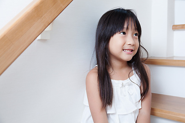 포토 JPG 해외이미지 모델 1 응시 딸 행복 감정 어린이 벽 사다리 주택 한명 미소 사람 앉기 목재 계단 기쁨 작음 해외202004 해외포토 나무 시선 재료 가족 모션 표정 건물 도구 크기 파일형식 이미지허브