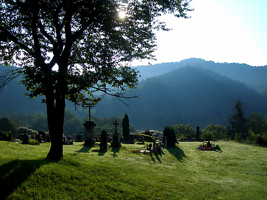 포토 JPG 해외이미지 종교 십자가 아침 사람없음 초록색 태양 평화 가을 바위 죽음 무덤 작음 비석 묘사 기념물 천연기념물 장례 땅바닥 옛날 해외202004 해외포토 주간 자연요소 계절 컬러 컨셉 바닥 돌_바위 크기 파일형식 이미지허브