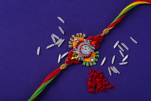 포토 JPG 해외이미지 전통 종교 문화 줄 백그라운드 밥 기념 이벤트 사람없음 장식 축제 축하 인사 악단 화려 의식 실 결합 낟알 컨테이너 인도인 손목 심볼 오브젝트 그림 기회 예배 언니 남동생 손목보호대 힌두교 유대감 해외202004 해외포토 외국인 산업 음악 음식 컨셉 가족 동양인 신체부위 예절 자매 동생 파일형식 이미지허브