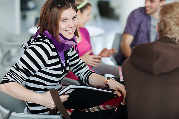 포토 JPG 해외이미지 학생 라이프스타일 여자 교육 남자 행복 교실 학교 사람 소년 20대 성인 야외 책 세명 친구 스터디 컴퓨터 공책 기쁨 작업 그룹 브레이크 대학교 긍정 해외202004 해외포토 감정 어린이 컨셉 관계 문구용품 청년 생활 전자제품 학습 파일형식 이미지허브