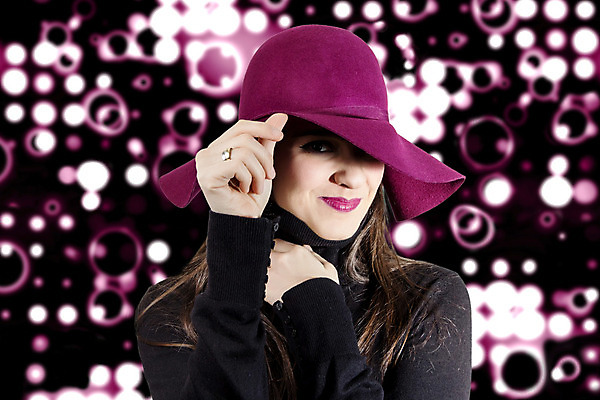 포토 JPG 해외이미지 여자 얼굴 백그라운드 한명 유행 보라색 검은색 립스틱 흰색 피부 입술 스포트라이트 보닛 가넷 고립 아욱 해외202004 해외포토 1 컬러 자동차 사람 신체부위 화장품 보석 파일형식 이미지허브