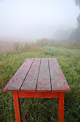 포토 JPG 해외이미지 계절 자연 탁자 아침 풍경 사람없음 야외 목재 빨간색 컬러풀 농장 농경지 소풍 정원 장비 안개 시골 오브젝트 그런지 옛날 중고 해외202004 해외포토 주간 나무 컬러 가구 농업 재료 날씨 야외활동 생태계 파일형식 이미지허브