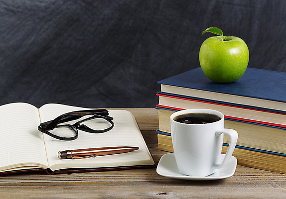 포토 JPG 해외이미지 교육 안경 커피 음료 음식 백그라운드 비즈니스 문구용품 사람없음 책 펜 칠판 가을 사과 책상 오브젝트 카피스페이스 해외202004 해외포토 잡화 계절 가구 과일 필기구 공백 파일형식 이미지허브