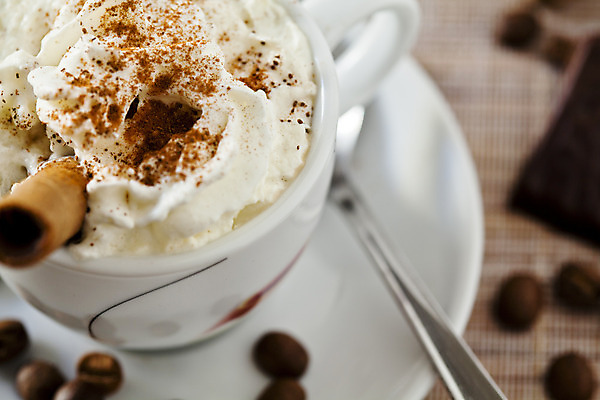 포토 JPG 해외이미지 접시 커피 음료 콩 사람없음 컵 갈색 초콜릿 검은색 원두 흰색 에스프레소 따뜻한음료 시나몬 정물화 휘핑크림 해외202004 해외포토 식기 컬러 디저트 곡류 크림 그림 휘핑 파일형식 이미지허브