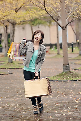 포토 JPG 해외이미지 주간 라이프스타일 응시 여자 행복 아시아 얼굴 가방 휴가 친절 거리 한국 한명 미소 동양인 야외 쇼핑 유행 세일 일본 중국 가을 화려 구매 고객 상업 동쪽 소매 해외202004 해외포토 자연요소 1 시선 잡화 계절 감정 나라 컨셉 표정 사람 인종 생활 신체부위 방향 파일형식 이미지허브