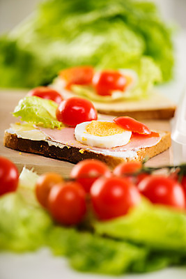 포토 JPG 해외이미지 음식 빵 토마토 채소 부분 방울토마토 치즈 샌드위치 육류 사람없음 빨간색 세로 초록색 컬러풀 식사 저녁식사 샐러드 신선 아침식사 상추 배열 먹기 유기농 점심식사 살라미 식품점 해외202004 해외포토 웰빙 컬러 식재료 모션 유제품 상점 파일형식 이미지허브