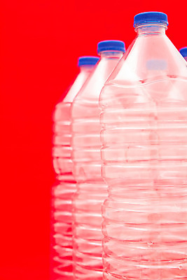 포토 JPG 해외이미지 라이프스타일 음료 백그라운드 사람없음 빨간색 물 파란색 글로벌 쌓기 환경 재활용 젖음 덮개 뚜껑 흰색 물방울 신선 투명 액체 떨어짐 보호 쓰레기 폐기물 수분 컨테이너 플라스틱 갈증 심볼 상쾌 에코 생태계 낭비 내추럴 생태학 캡모자 많음 해외202004 해외포토 자연요소 모자_잡화 교육 감정 산업 컬러 컨셉 모션 재질 생활 친환경 파일형식 이미지허브