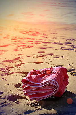 포토 JPG 해외이미지 모래 바다 여행 백그라운드 휴가 휴식 사람없음 파란색 수건 모래사장 컬러풀 선글라스 태양 맑음 활발 수확 엽서 항목 카피스페이스 해외202004 해외포토 자연요소 안경 컬러 컨셉 농업 날씨 위생용품 공백 편지 파일형식 이미지허브