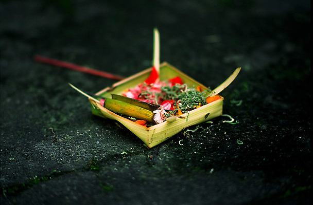 포토 JPG 해외이미지 전통 디자인 꽃잎 꽃 아시아 종교 문화 섬 꽃무늬 불교 오렌지 선물 이끼 동양인 사람없음 장식 빨간색 초록색 상자 컬러풀 노란색 바구니 바위 죽음 묘사 정사각형 발리 인도네시아 밀짚 신앙심 이국적 힌두교 해외202004 해외포토 도형 식물 나라 컬러 무늬 과일 인종 돌_바위 짚 파일형식 이미지허브