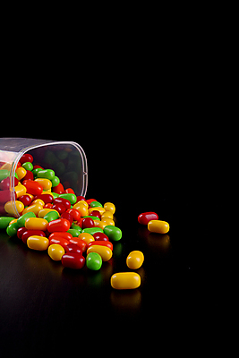 포토 JPG 해외이미지 음식 사탕 사람없음 목재 컬러풀 과자 초콜릿 검은색 껍질 달콤 떨어짐 널 혼합 설탕 서식 모음 색동 많음 해외202004 해외포토 나무 컬러 컨셉 재료 디저트 맛 파일형식 이미지허브