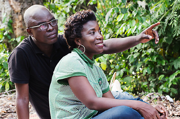 포토 JPG 해외이미지 손 남자 행복 2 관계 청소년 사랑 앉기 성인 두명 가리킴 닫기 해외202004 해외포토 감정 모션 사람 손짓 신체부위 파일형식 이미지허브